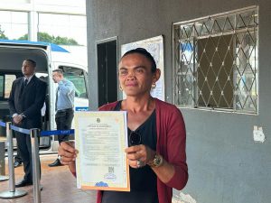 Valdelícia Fernandes de Brito recebeu certidão de nascimento com nome social em ação do Conselho Nacional de Justiça no DF — Foto: g1 DF